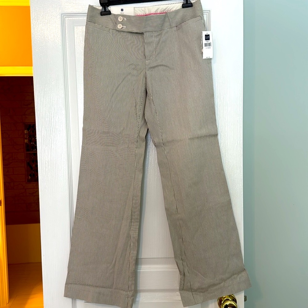NWT Gap Modern Fit and Flare sear-sucker trousers. Sz 2